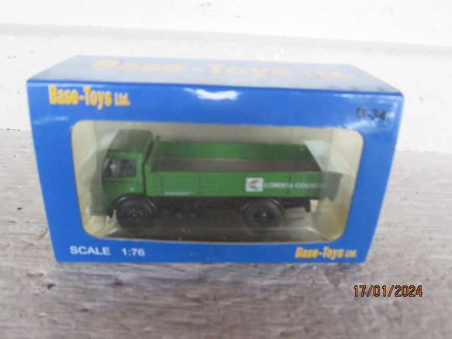 OO SCALE - BASE TOYS - LONDON COUNTRY TRUCK - BOXED