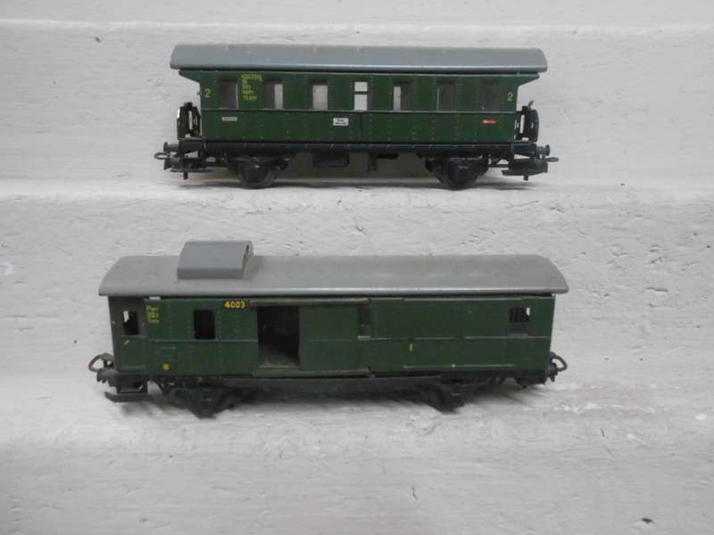 HO SCALE - MARKLIN - COACHES - X2