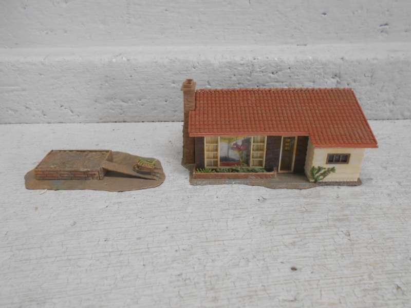 HO SCALE - FALLER - HOUSE WITH GARDEN BOX