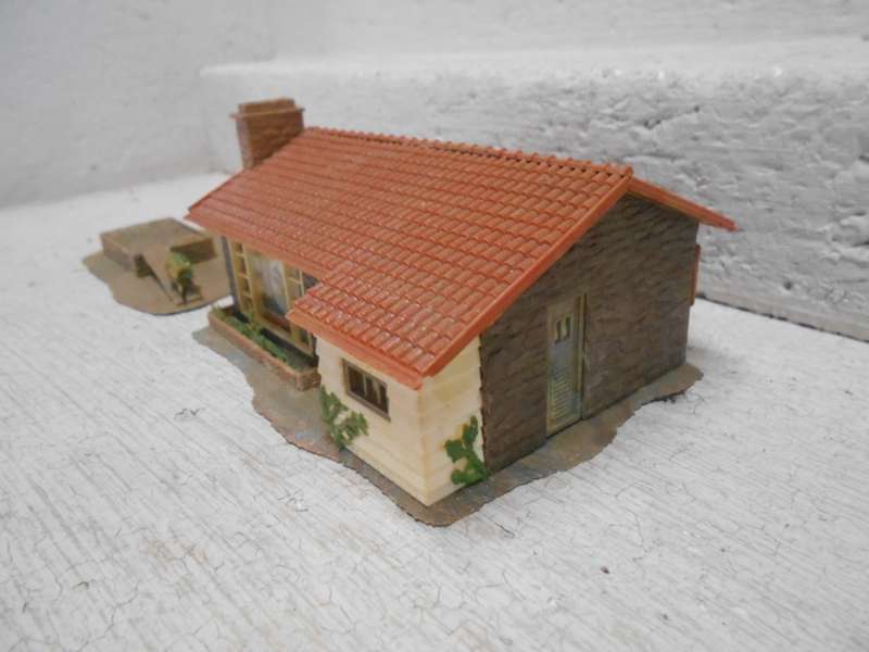 HO SCALE - FALLER - HOUSE WITH GARDEN BOX