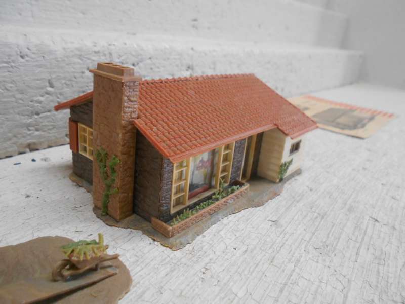 HO SCALE - FALLER - HOUSE WITH GARDEN BOX