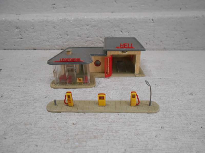 HO SCALE - FALLER - PETROL STATION