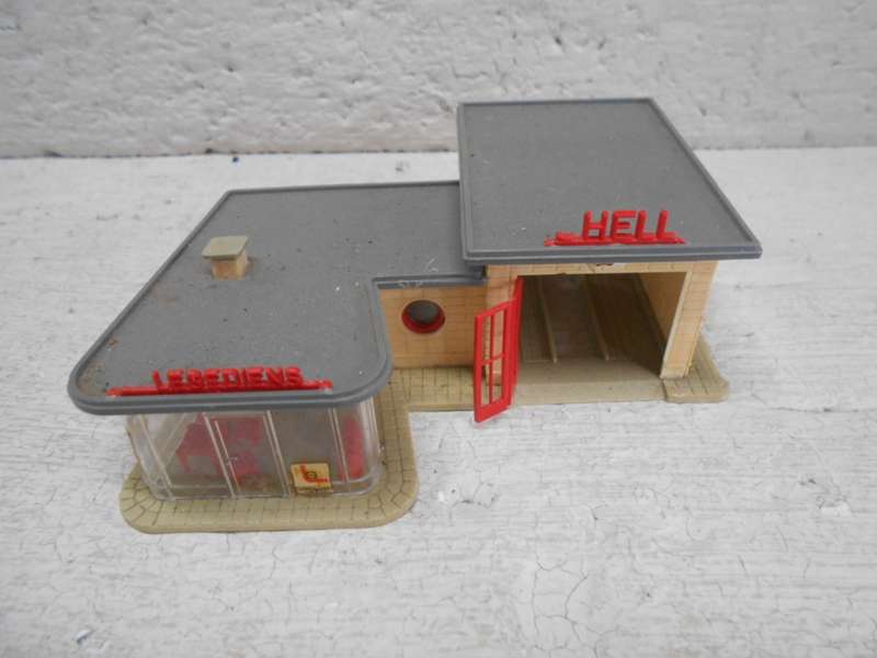 HO SCALE - FALLER - PETROL STATION