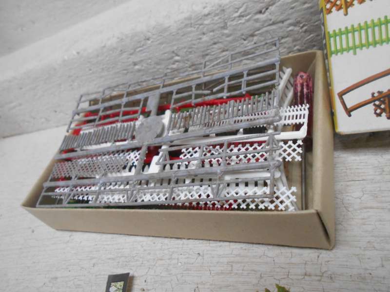 HO SCALE - FALLER - VARIOUS FENCES - BOXED