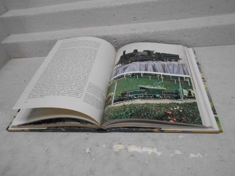 HARDCOVER BOOK - THE WORLD OF MODEL TRAINS
