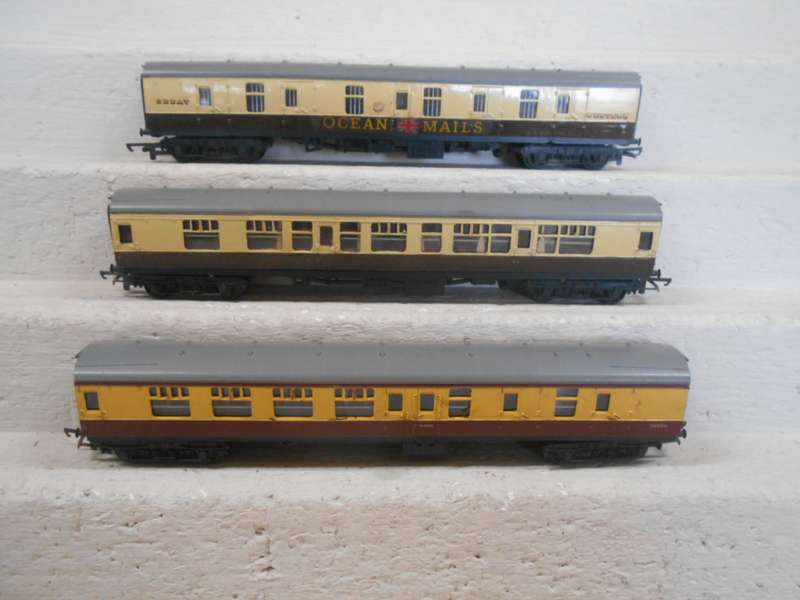 OO SCALE - TRIANG - COACHES - X3