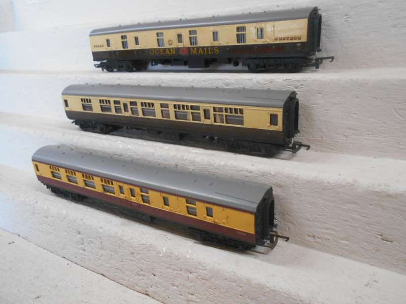 OO SCALE - TRIANG - COACHES - X3