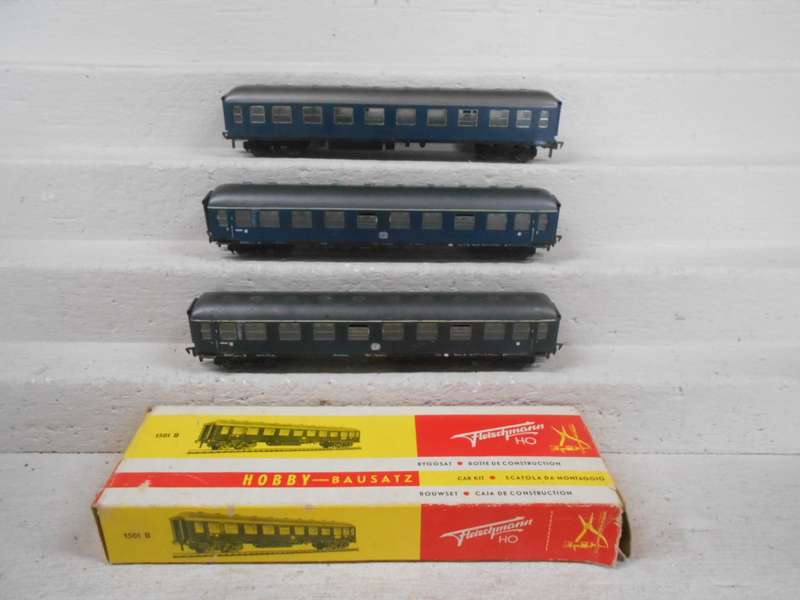 HO SCALE - FLEISCHMANN - BLUE DB PASSENGER COACHES - X3 - BOXED