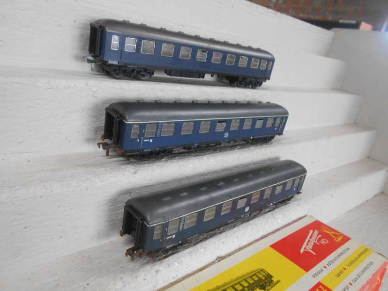 HO SCALE - FLEISCHMANN - BLUE DB PASSENGER COACHES - X3 - BOXED