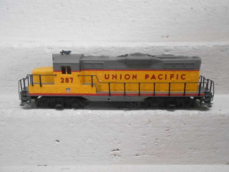HO  SCALE - WALTHERS - UNION PACIFIC - GP9 DIESEL LOCOMOTIVE - BOXED