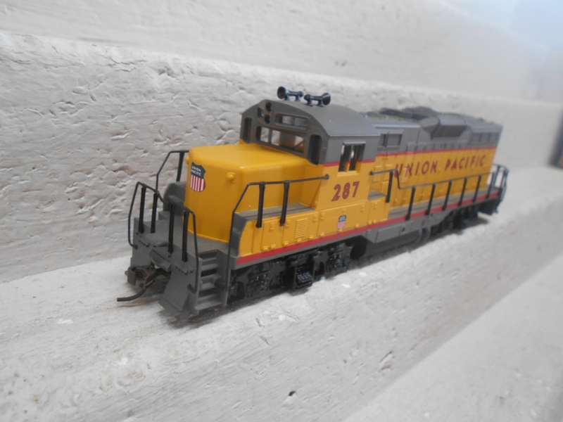 HO  SCALE - WALTHERS - UNION PACIFIC - GP9 DIESEL LOCOMOTIVE - BOXED