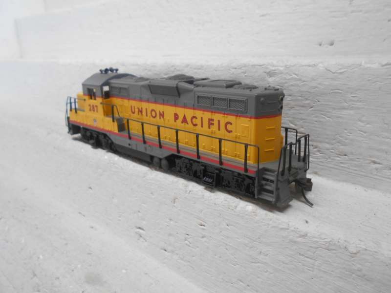 HO  SCALE - WALTHERS - UNION PACIFIC - GP9 DIESEL LOCOMOTIVE - BOXED