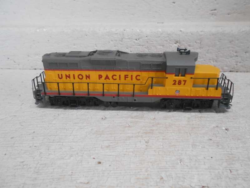 HO  SCALE - WALTHERS - UNION PACIFIC - GP9 DIESEL LOCOMOTIVE - BOXED