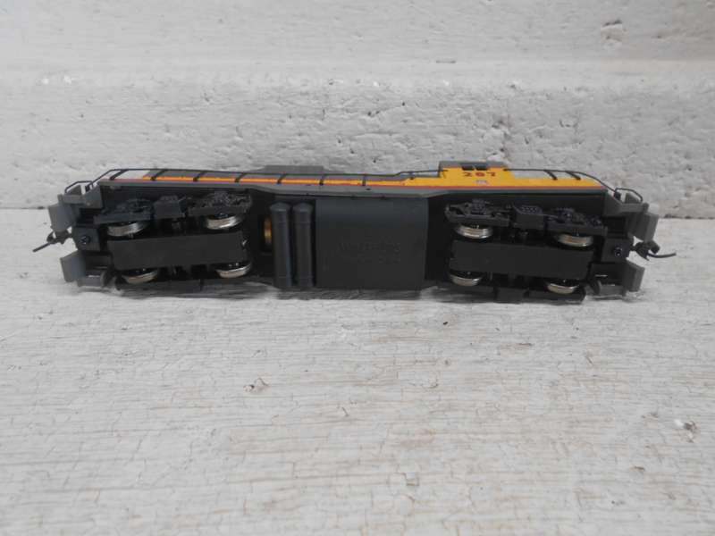 HO  SCALE - WALTHERS - UNION PACIFIC - GP9 DIESEL LOCOMOTIVE - BOXED