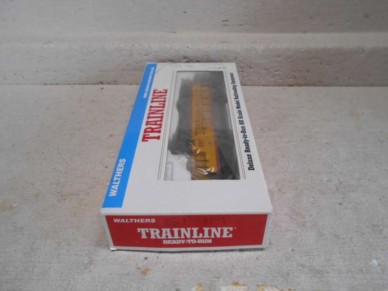HO  SCALE - WALTHERS - UNION PACIFIC - GP9 DIESEL LOCOMOTIVE - BOXED