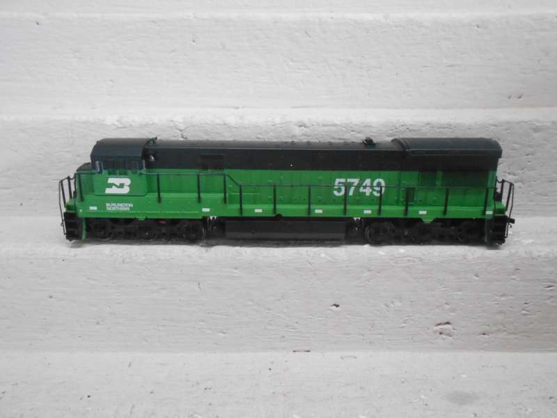 HO  SCALE - ATLAS - U33C BURLINGTON NORTHERN - DIESEL LOCOMOTIVE - BOXED