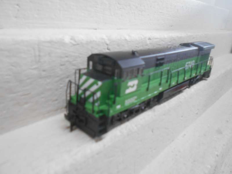 HO  SCALE - ATLAS - U33C BURLINGTON NORTHERN - DIESEL LOCOMOTIVE - BOXED