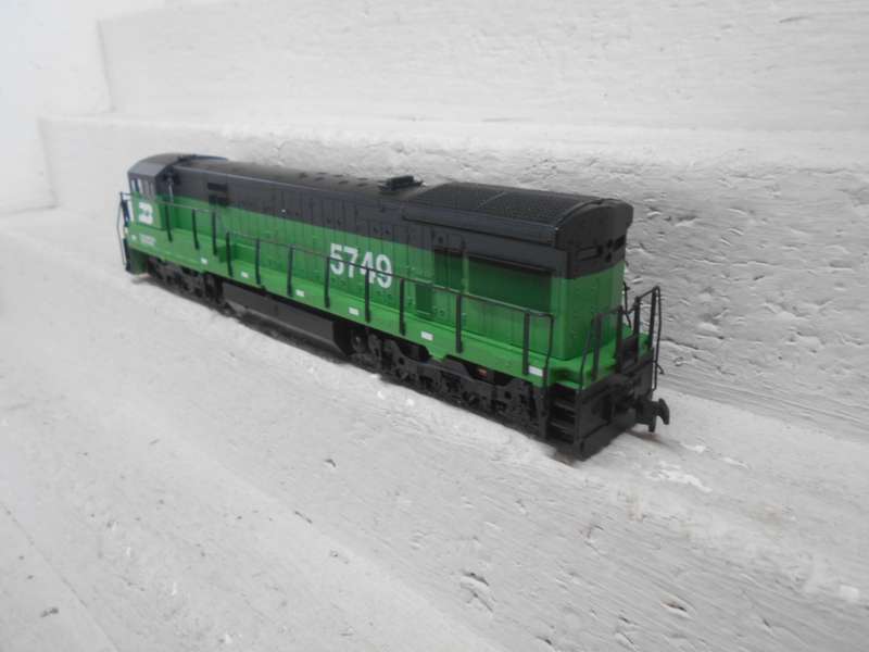 HO  SCALE - ATLAS - U33C BURLINGTON NORTHERN - DIESEL LOCOMOTIVE - BOXED