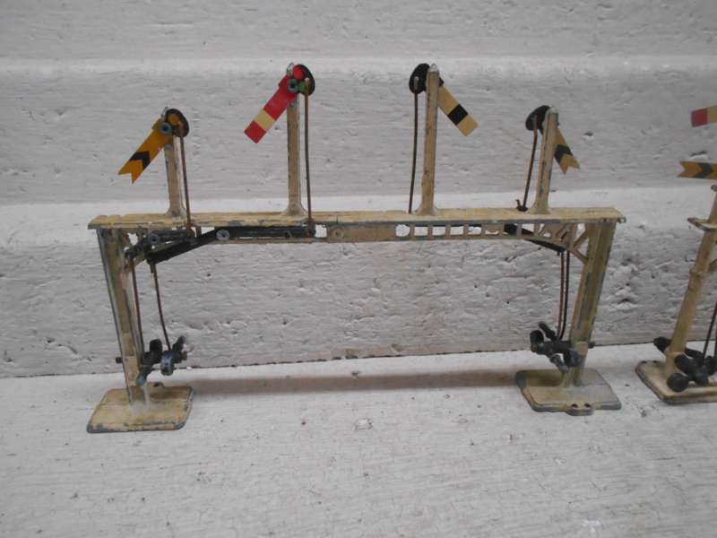 OO SCALE - CRESCENT RAIL SIGNALS - X7