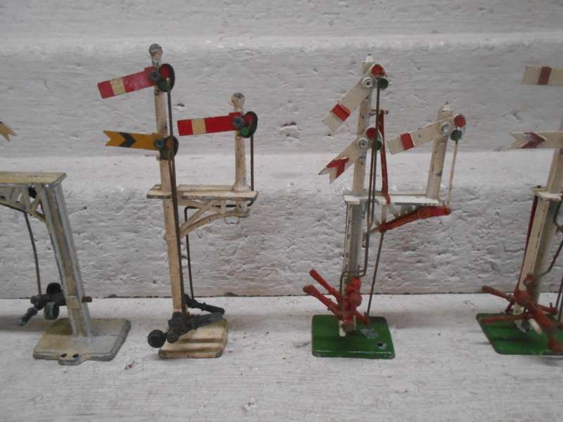 OO SCALE - CRESCENT RAIL SIGNALS - X7