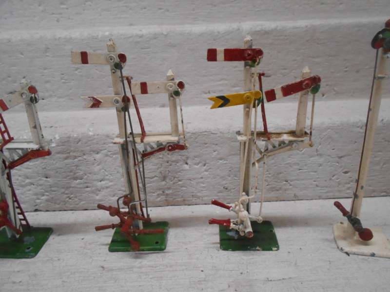 OO SCALE - CRESCENT RAIL SIGNALS - X7