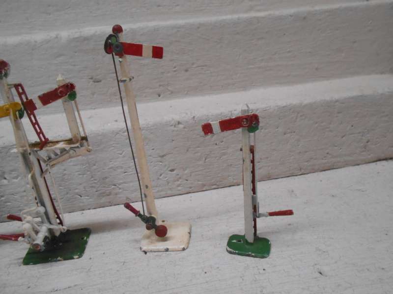 OO SCALE - CRESCENT RAIL SIGNALS - X7