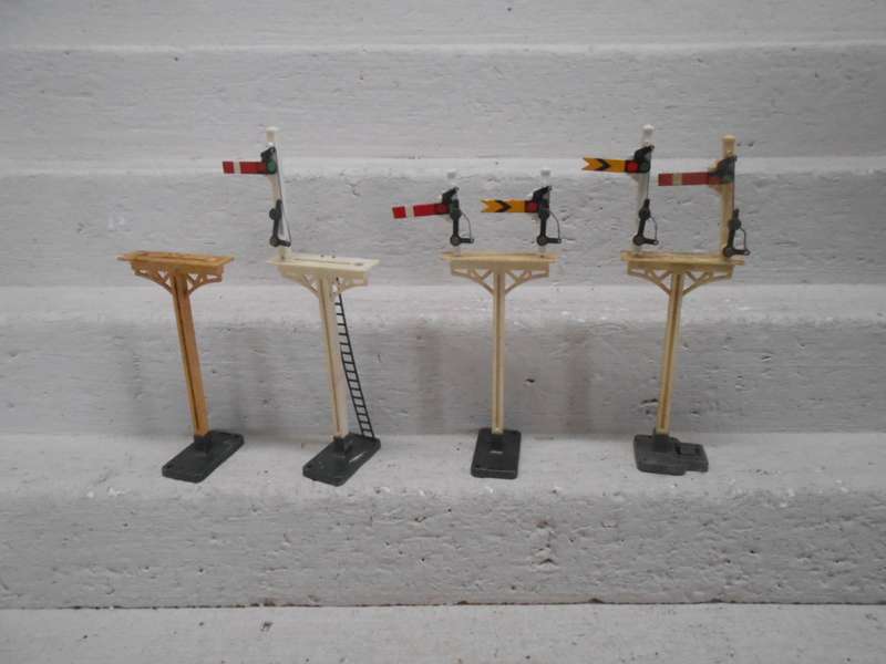 OO SCALE - TRIANG - RAIL SIGNALS - X4