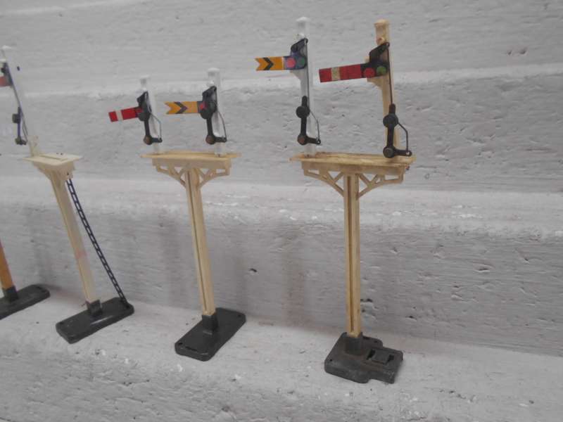 OO SCALE - TRIANG - RAIL SIGNALS - X4