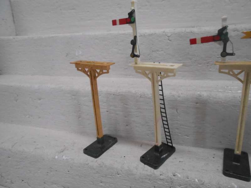 OO SCALE - TRIANG - RAIL SIGNALS - X4
