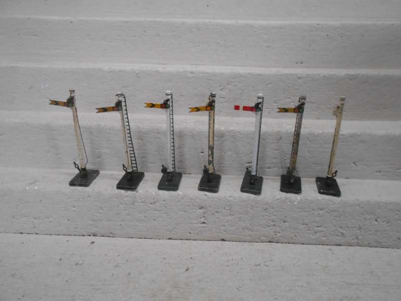 OO SCALE - TRIANG - RAIL SIGNALS - X7