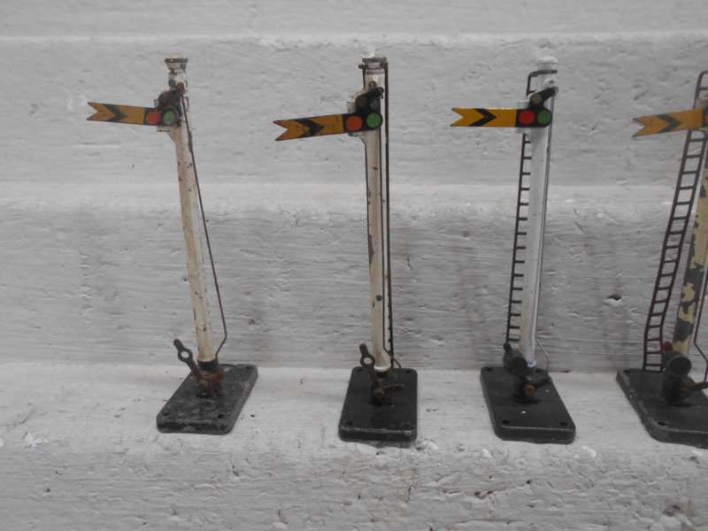 OO SCALE - TRIANG - RAIL SIGNALS - X7