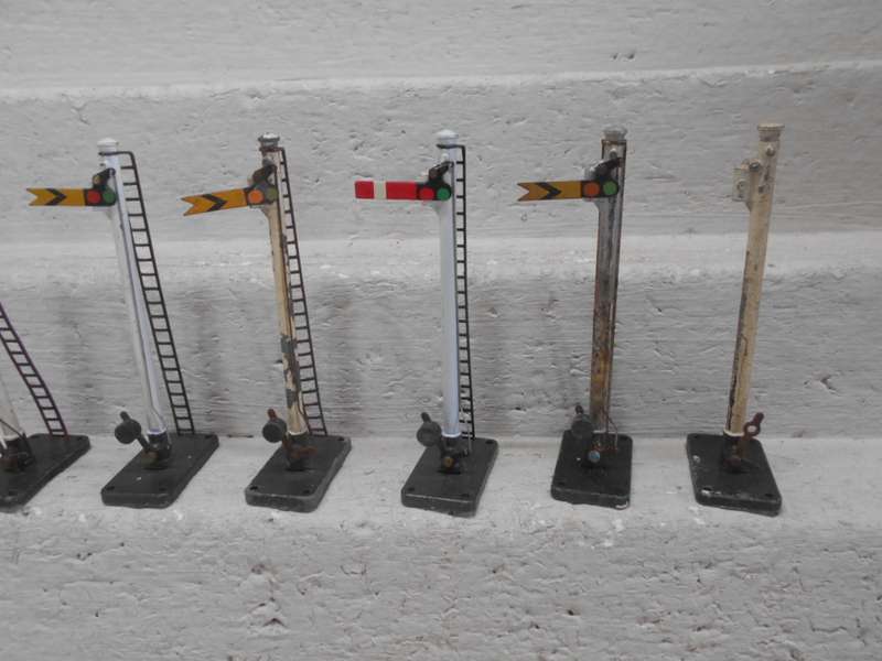 OO SCALE - TRIANG - RAIL SIGNALS - X7
