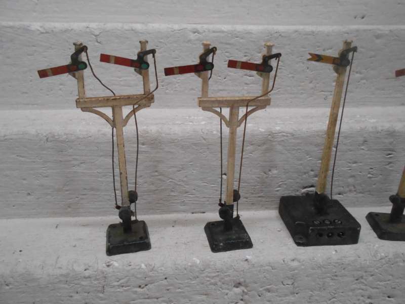 OO SCALE - HORNBY DUBLO - VARIOUS RAIL SIGNALS - X5