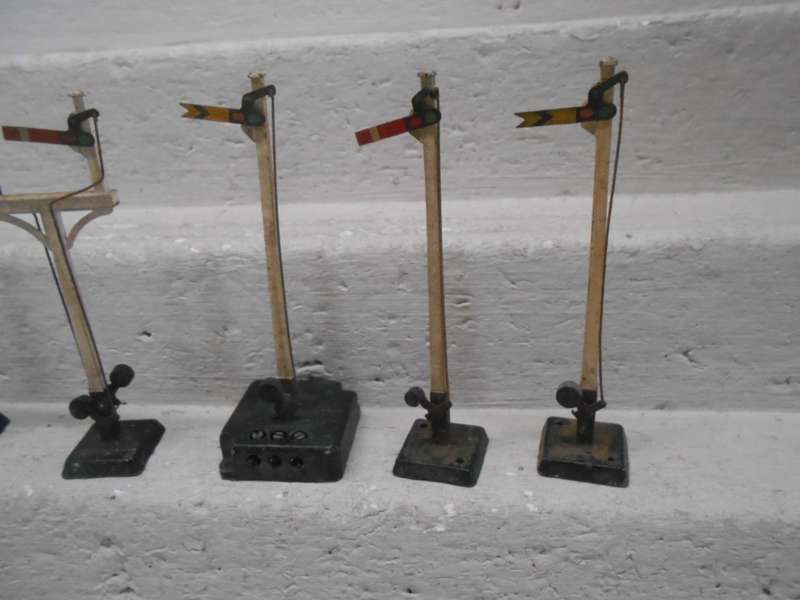 OO SCALE - HORNBY DUBLO - VARIOUS RAIL SIGNALS - X5