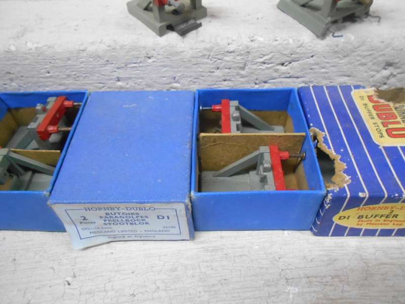 OO SCALE - HORNBY DUBLO - BUFFER STOPS - X8 - BOXED