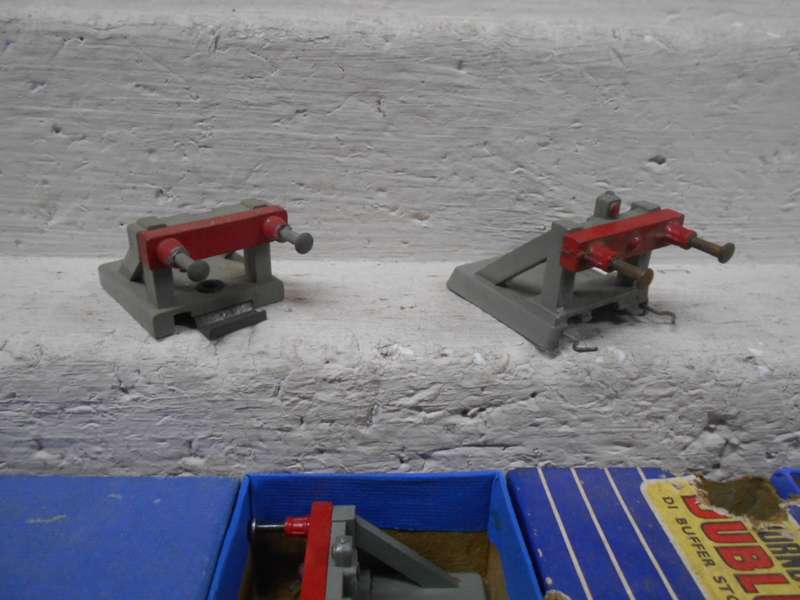 OO SCALE - HORNBY DUBLO - BUFFER STOPS - X8 - BOXED