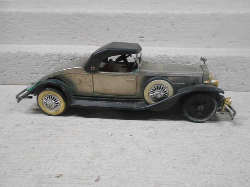 VERY OLD BATTERY OPERATED CAR - MADE IN HONG KONG