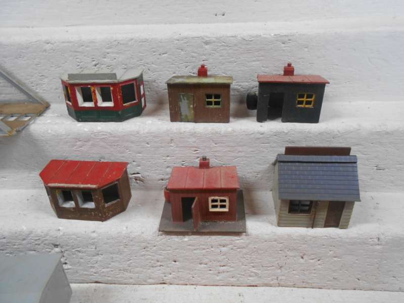 HO / OO SCALE - VARIOUS AIRFIX BUILDINGS & EQUIPMENT