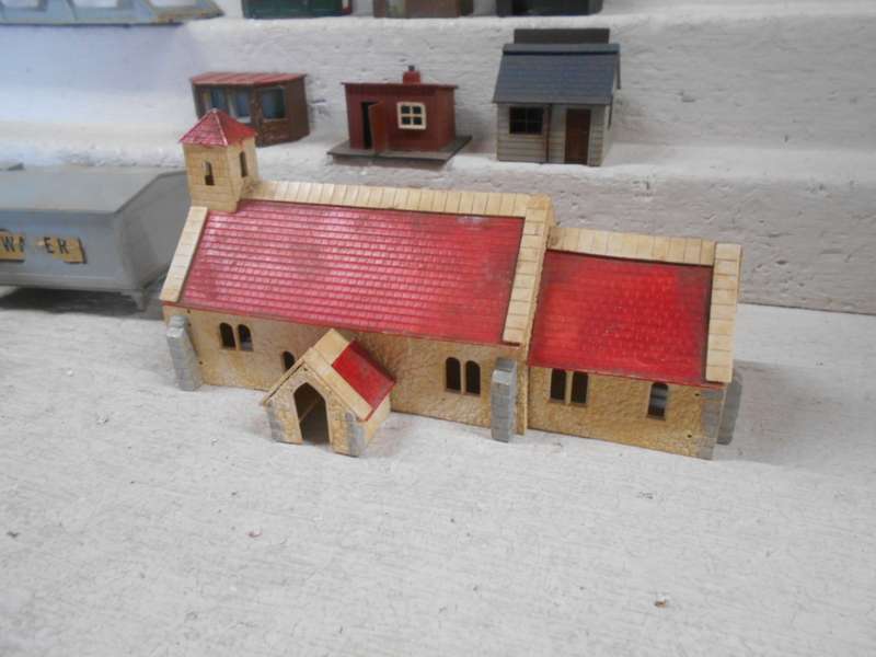 HO / OO SCALE - VARIOUS AIRFIX BUILDINGS & EQUIPMENT
