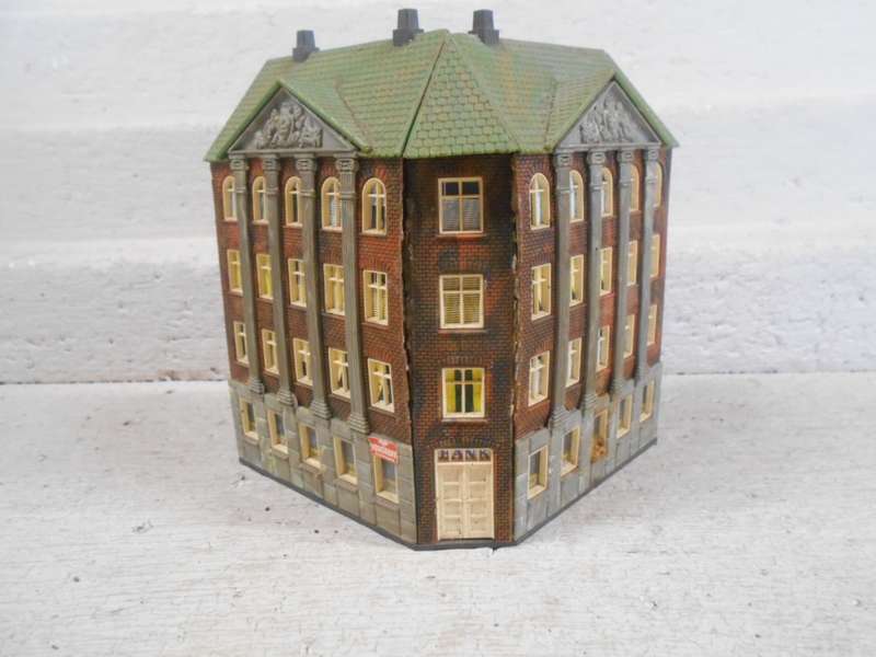 HO SCALE - CORNER BANK BUILDING