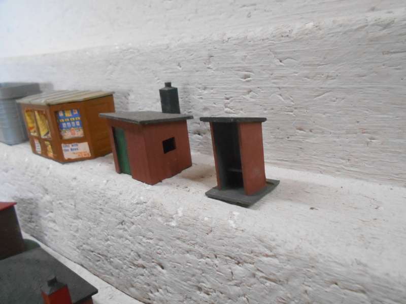 HO SCALE - VARIOUS SMALL BUILDINGS - X10