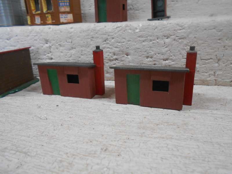 HO SCALE - VARIOUS SMALL BUILDINGS - X10