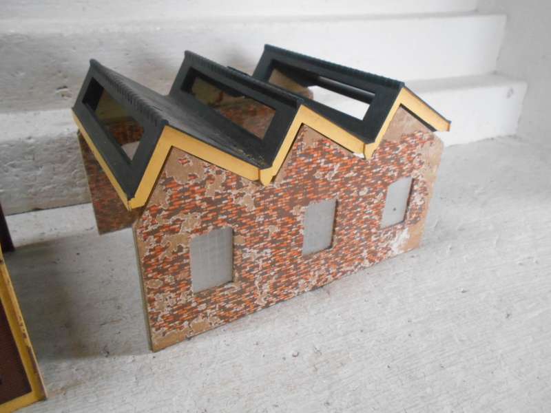 OO SCALE - TRIANG - ENGINE SHEDS - X2