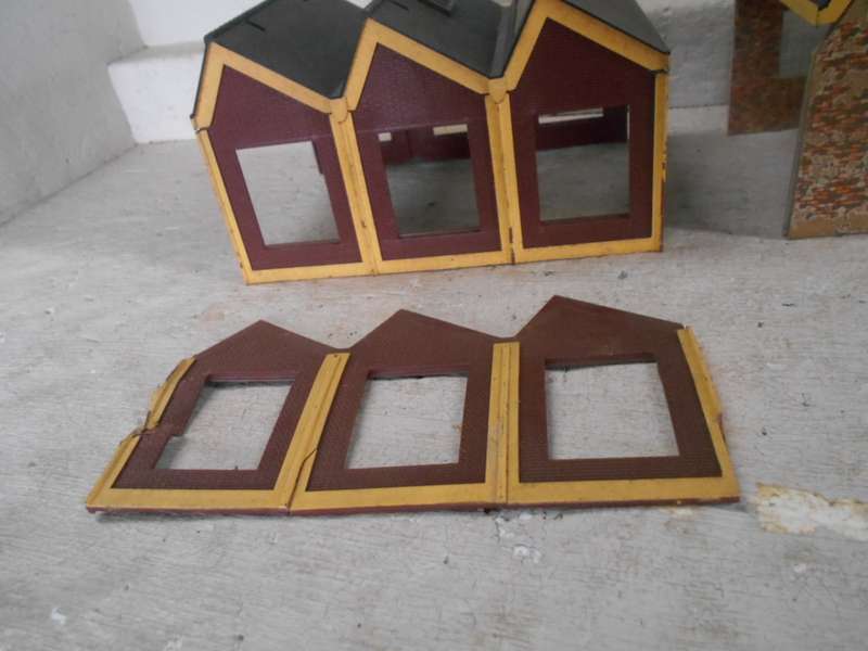 OO SCALE - TRIANG - ENGINE SHEDS - X2