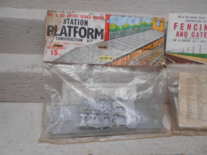 HO / OO SCALE - AIRFIX ITEMS