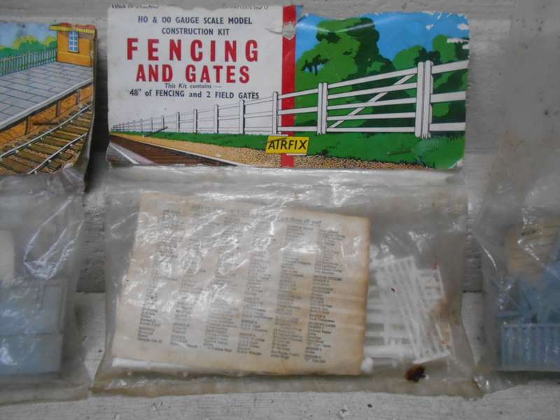 HO / OO SCALE - AIRFIX ITEMS