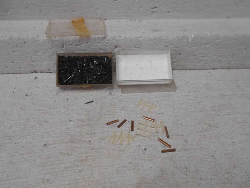 HO / OO SCALE - CONTAINER WITH OLD SCHOOL RAIL NAILS + RAIL JOINERS