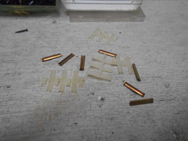 HO / OO SCALE - CONTAINER WITH OLD SCHOOL RAIL NAILS + RAIL JOINERS