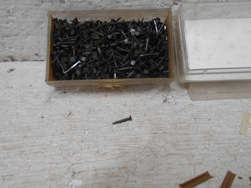 HO / OO SCALE - CONTAINER WITH OLD SCHOOL RAIL NAILS + RAIL JOINERS