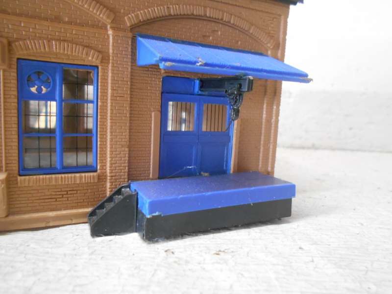 HO SCALE - CON-COR - THE WEEKLY HERALD INDUSTRIAL BUILDING